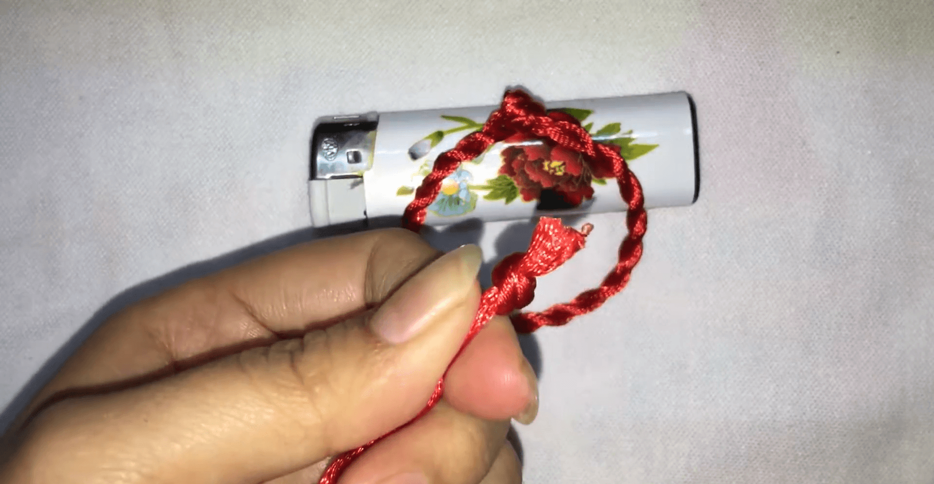 Dây thắt vòng tay may mắn - Cách làm tại nhà đơn giản với 2 sợi chỉ 9 Thắt nút dây đầu tiên