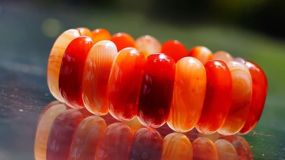 Gợi Ý 4 mẫu Vòng tay handmade cho Người Mệnh Hỏa đem lại may mắn, tài lộc 10 Vòng đeo tay làm bằng tay từ đá mã não đỏ rực rỡ
