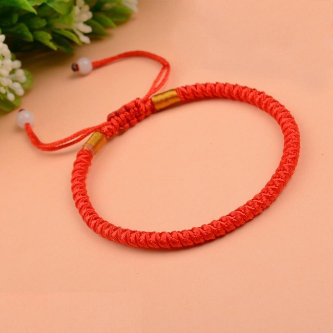 cách thắt vòng tay rút bằng sợi chỉ đỏ
