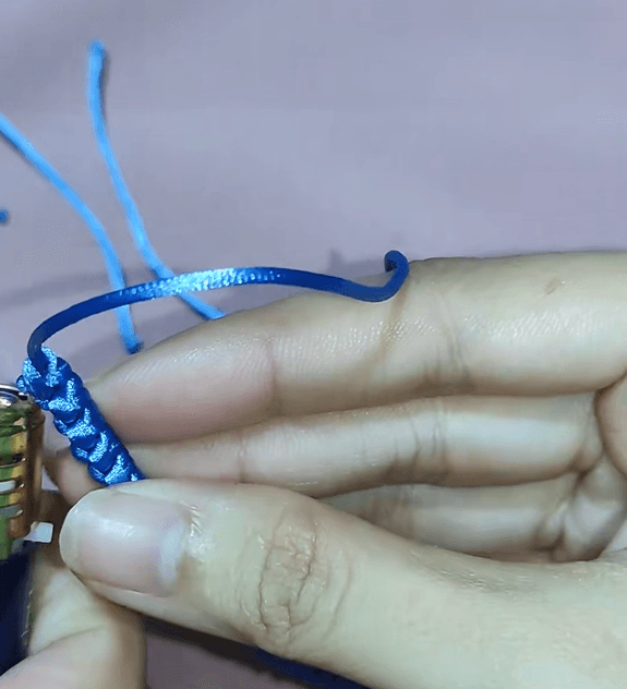 hơ đồ dây bằng bật lửa