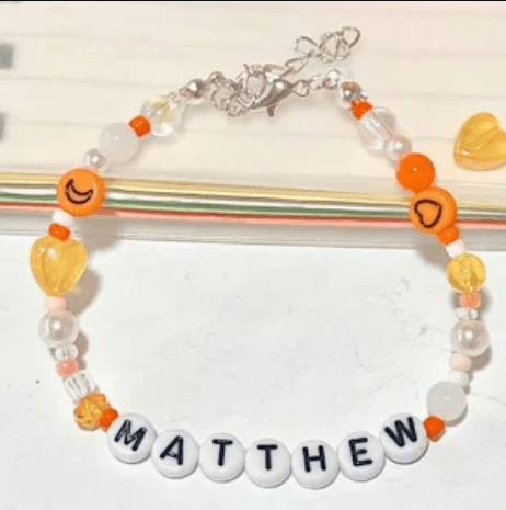 Vòng tay handmade: Khám phá xu hướng phụ kiện độc bản đầy cá tính của giới trẻ năm 2026 14 Vòng tay handmade gắn charm tên