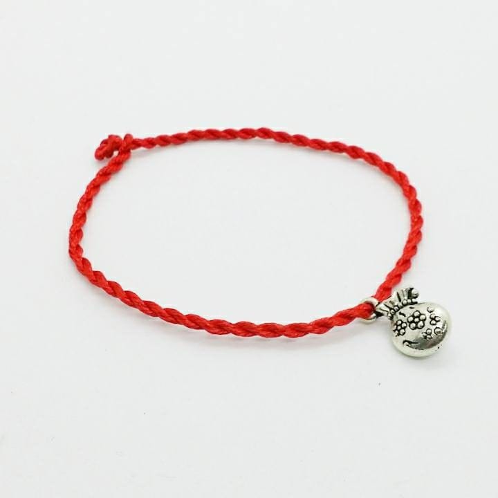 gắn charm để hoàn thiện dây đeo tay 1 sợi